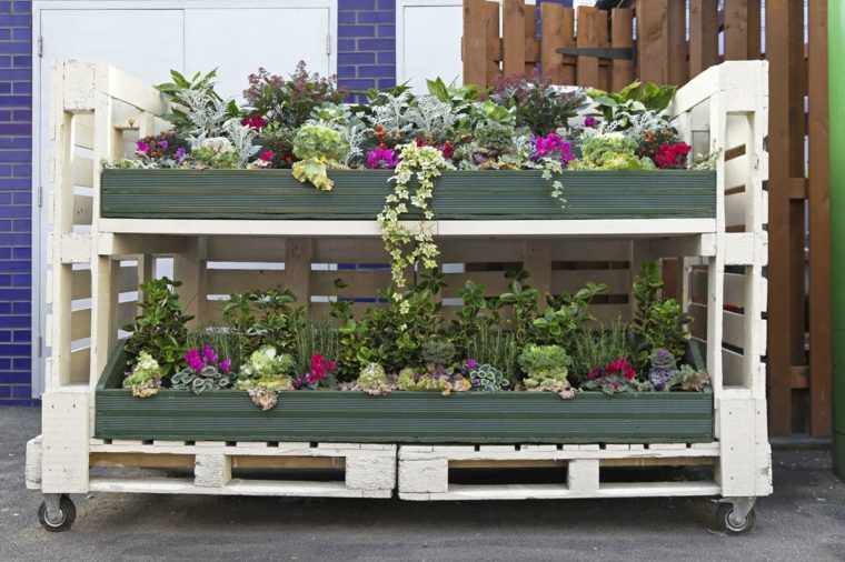 gardener model in wooden pallet on wheels idee flower pot garden