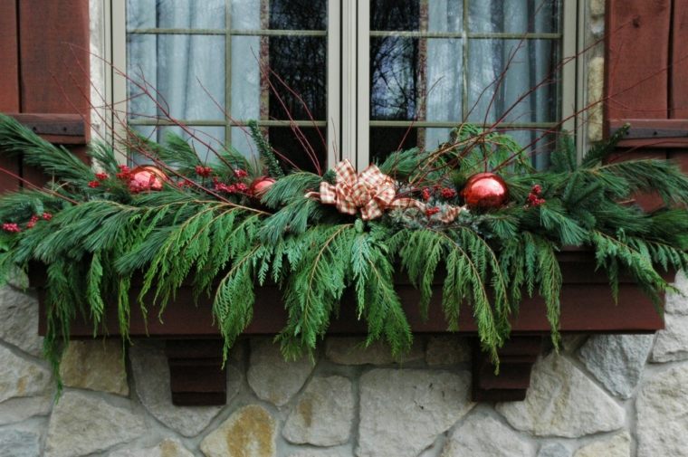 jardiniere vindue-hus-sten-plante-grøn-deco-jul