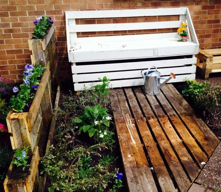 diy planter in pallet jardiniere-idea-in-pallet-deco-outside-wood-plants-diy