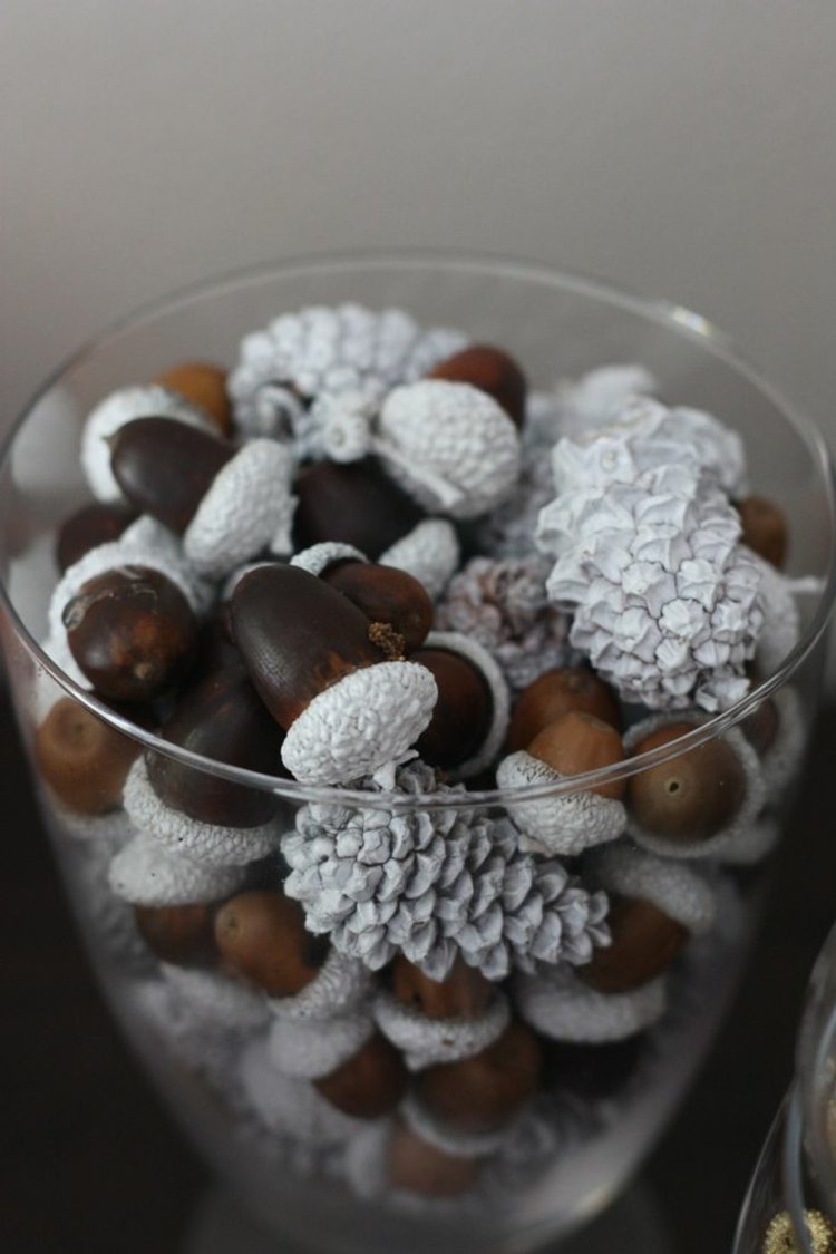 the pine cone decoration table