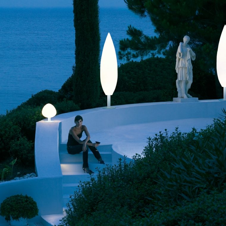 deco stairway garden lamp post