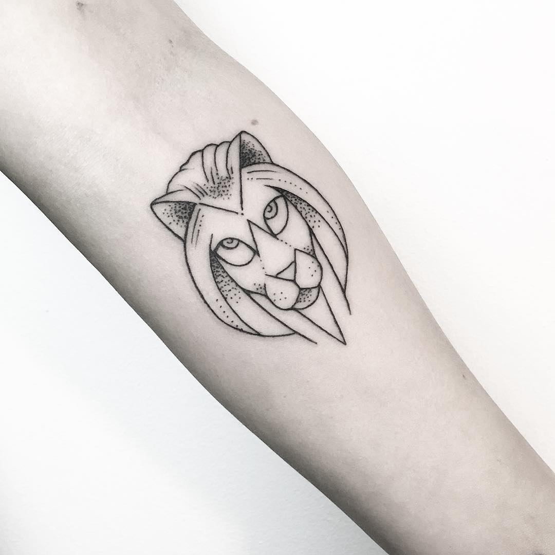 lion-tattoo-small-arms-woman-idee