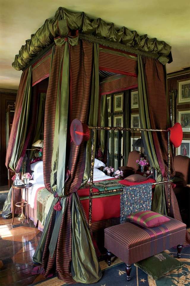 canopy bed idea-original-bedroom-curtains-taffeta