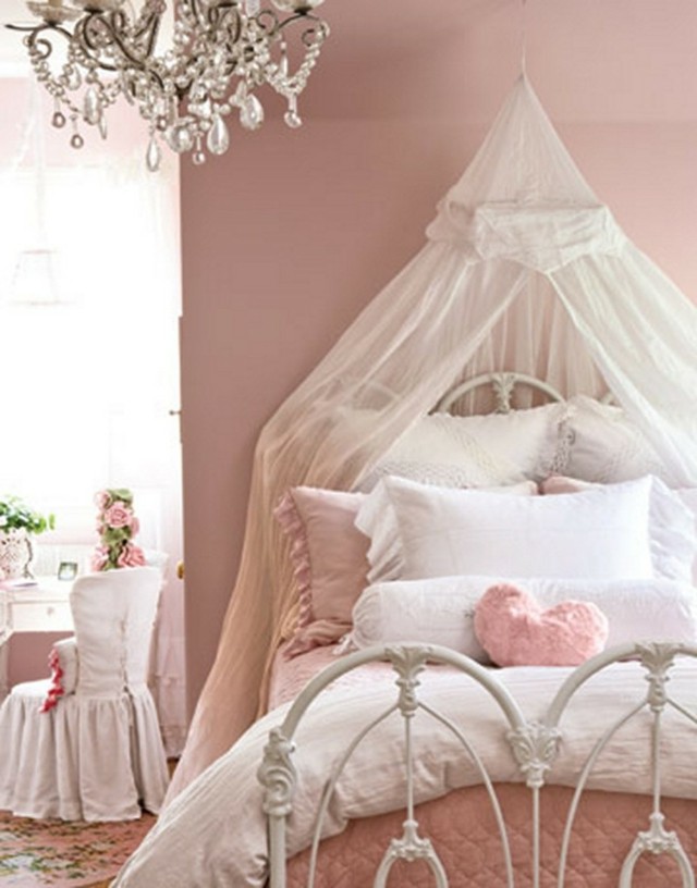 pink canopy bed deco