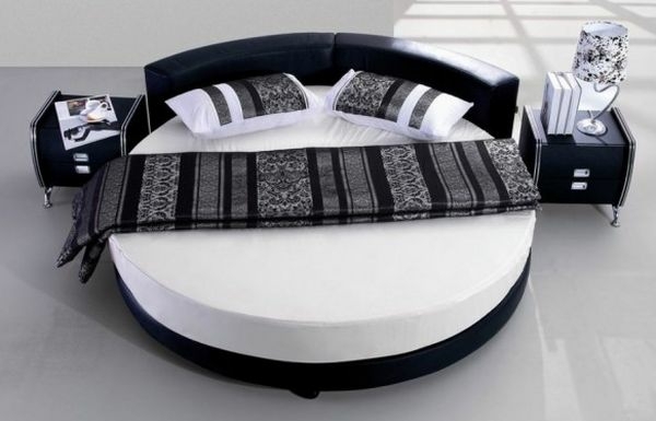 round bed black white