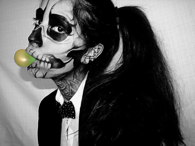 Makeup Halloween woman skeleton look-scary-idea-painting