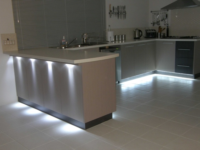 luminaire-kitchen-original-idea-in-cupboards-accents