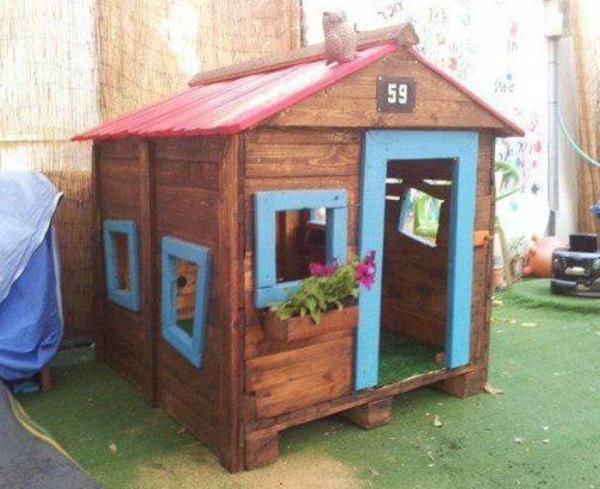 DIY idea small house wooden pallets