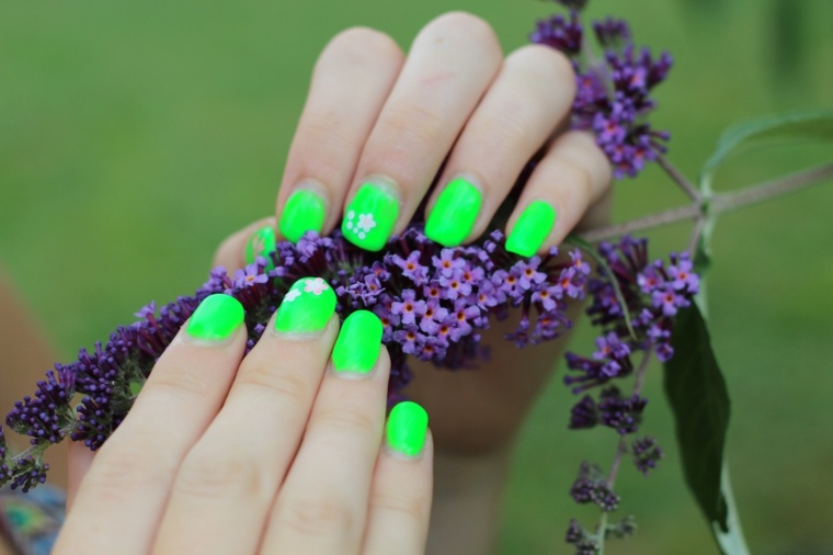 pose nail polish idea green nail color summer trend