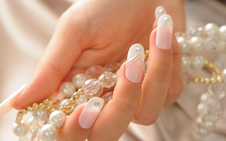 manicure-wedding-color-pink-blade-pattern-pearl-glass-imitating-diamond