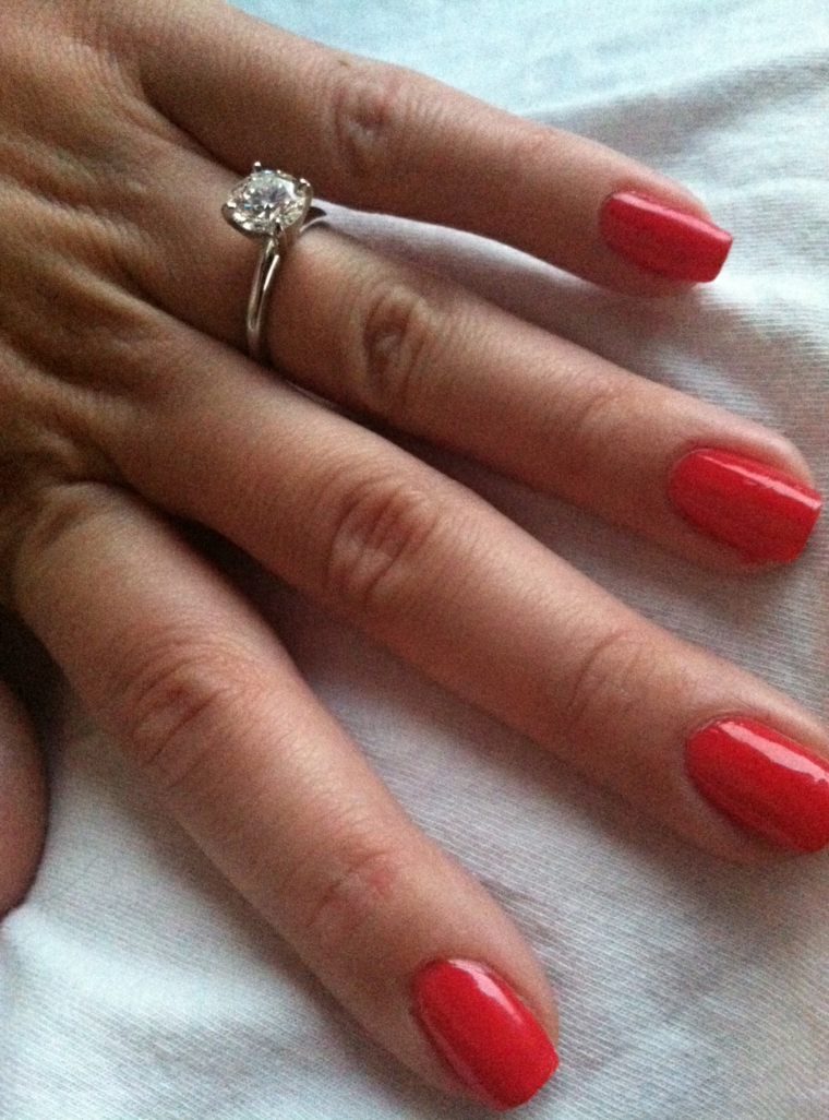 manicure-wedding-varnish-color-red-classic