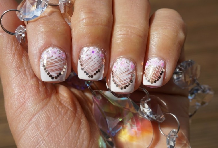 manicure-wedding-varnish-original-pattern mesh-white