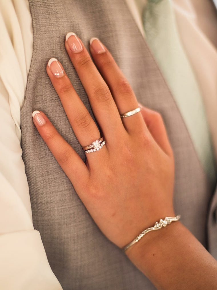 manicure-wedding-transparent varnish-edge-free-white-tenderness-elegance