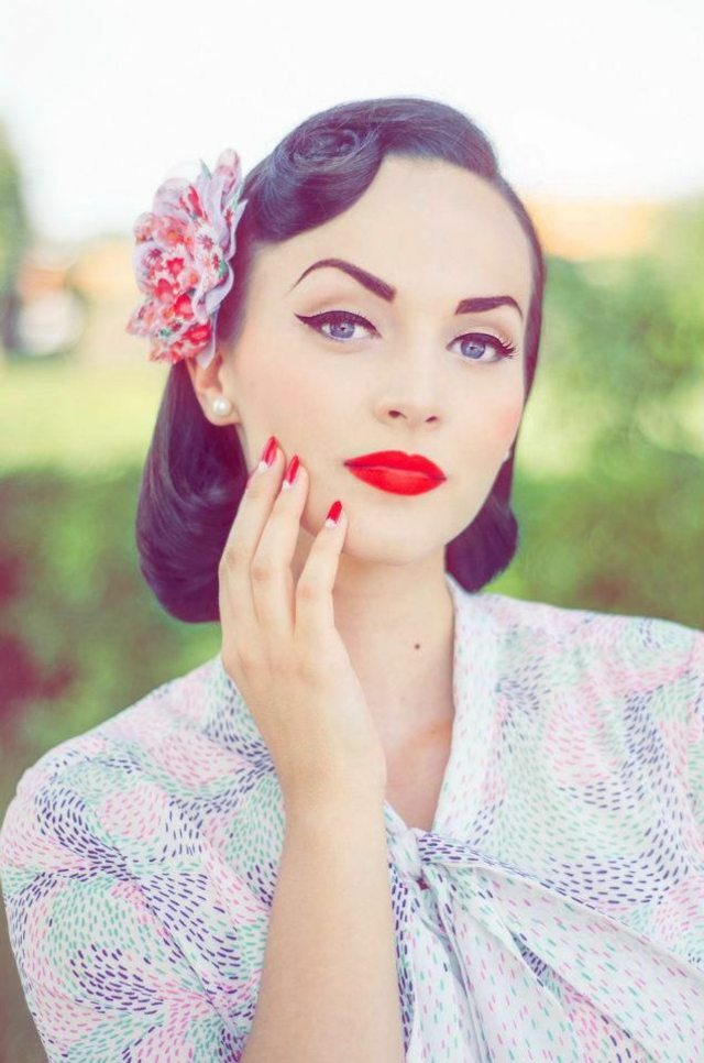 makeup blå øjne vintage smuk kvinde stilfuld bluch complexion neglelak rød frisure pin-up pige eyeliner mascara