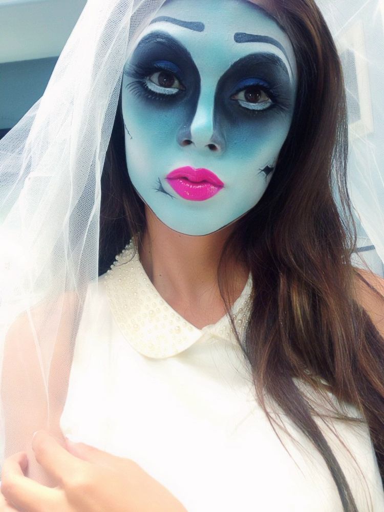 wanita solek halloween muka biru