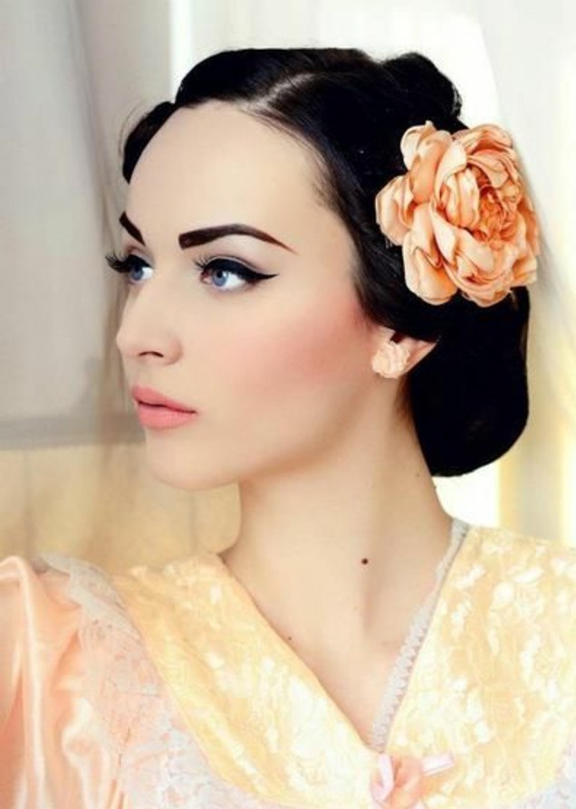 vintage stil makeup blå øjne hvid hud sort hår eyeliner mascara blomst hår tilbehør