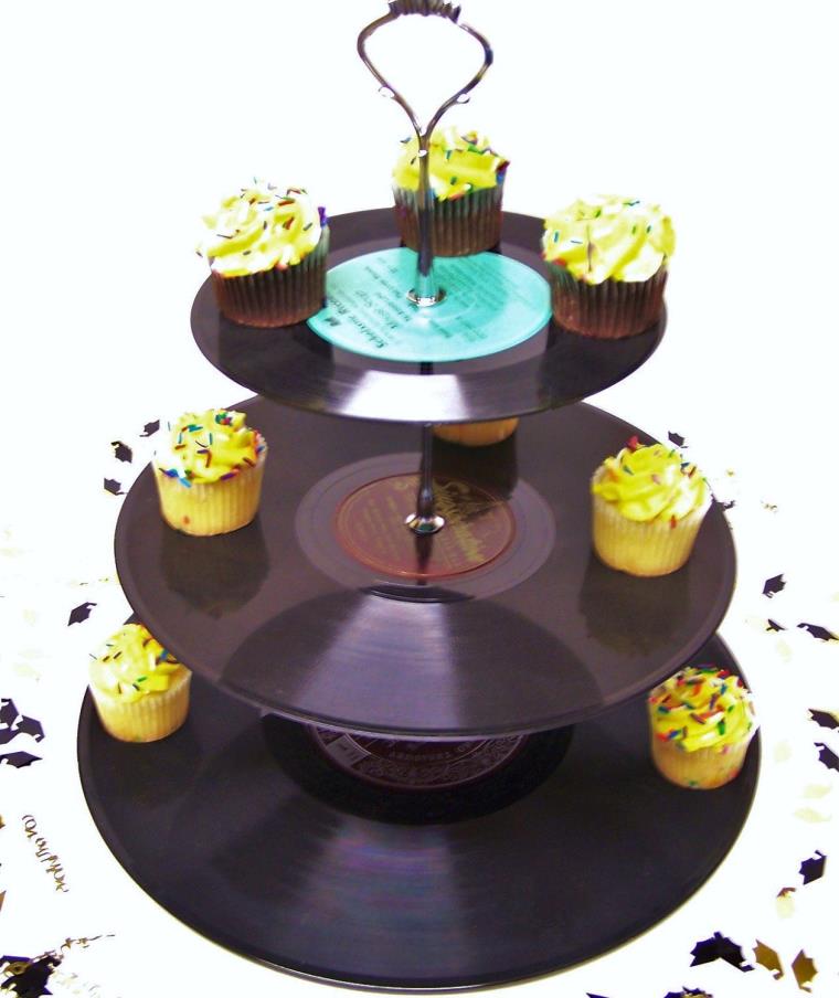 rockabilly wedding-cake-support-disk-cupcakes