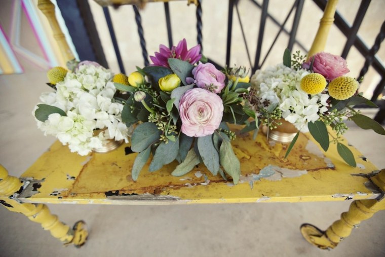 deco bryllup retro idé træbænk gule blomster buketter