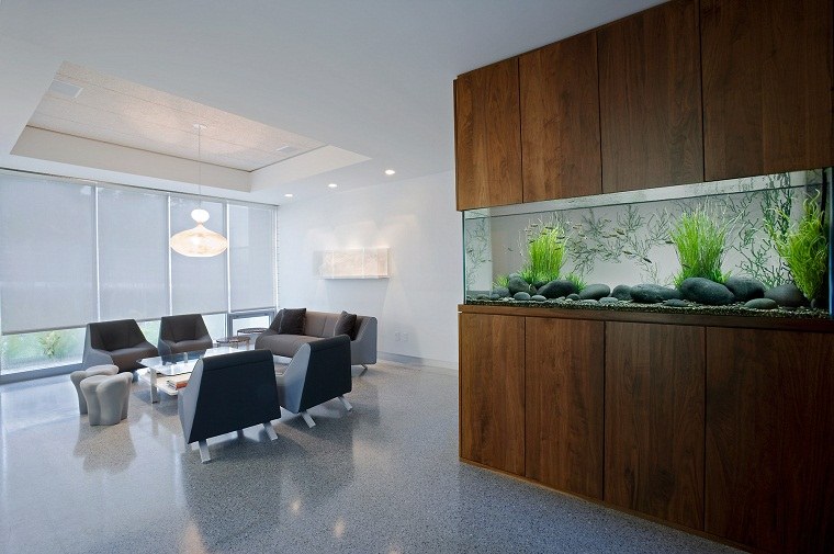 stort akvarium möbler vardagsrum kontor