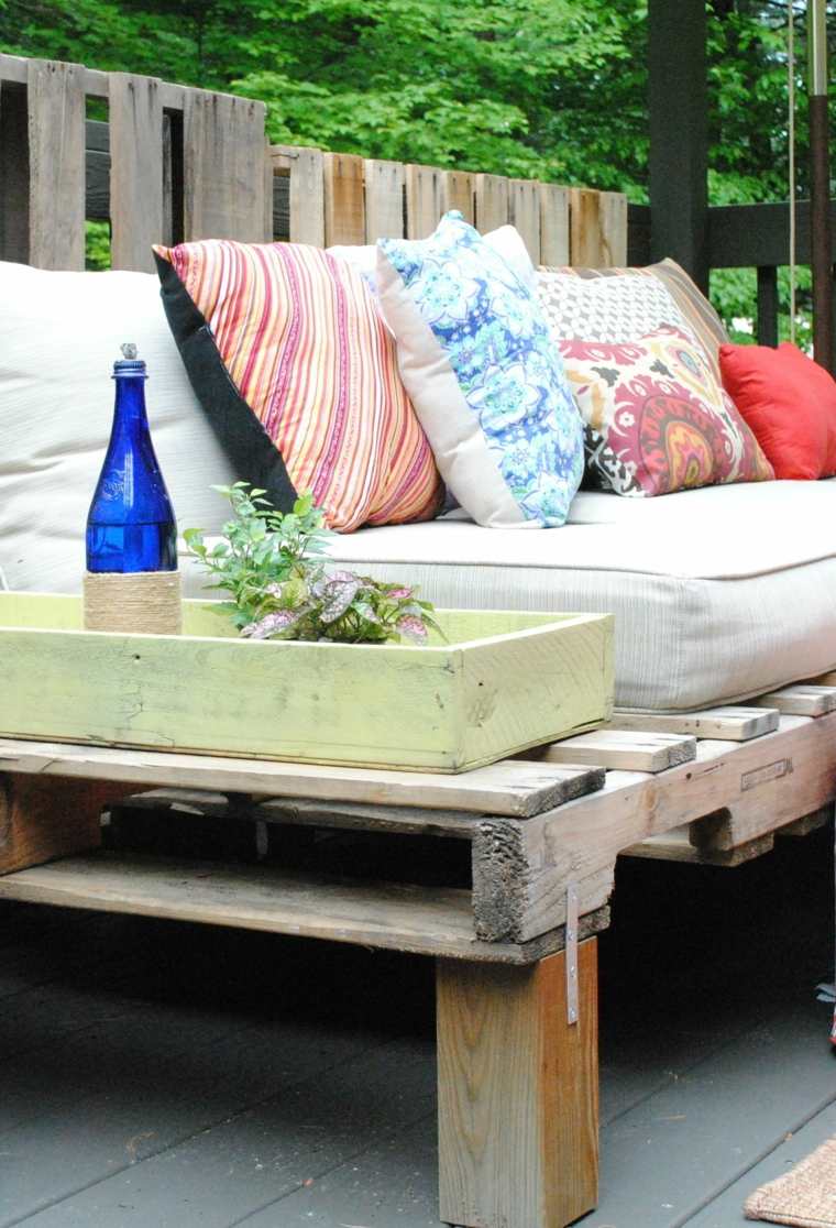 make a piece of furniture in an outdoor patio pallet