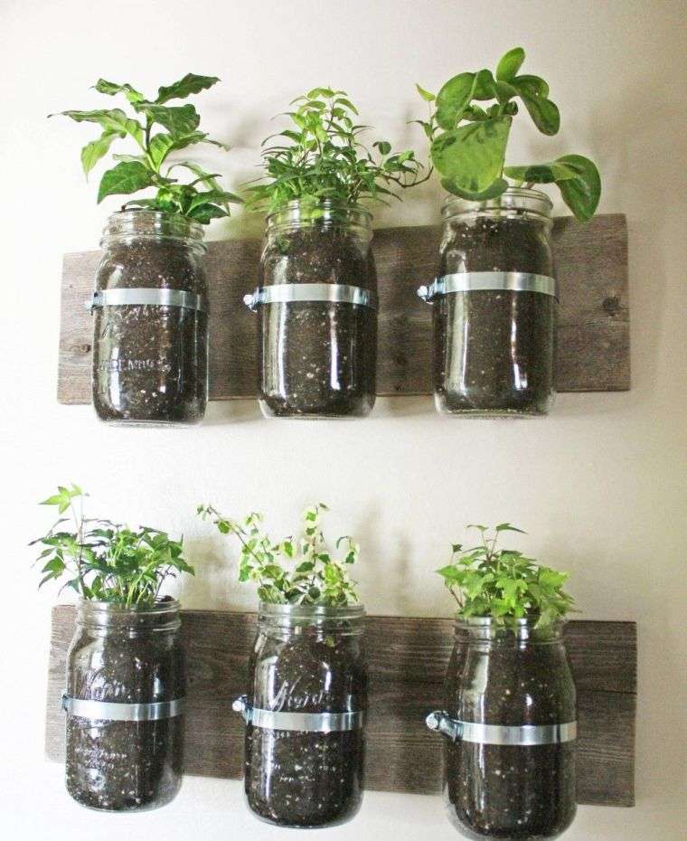 Wall-vegetal-outside-a-do-it-yourself-deco-recup jar glass pallet wood