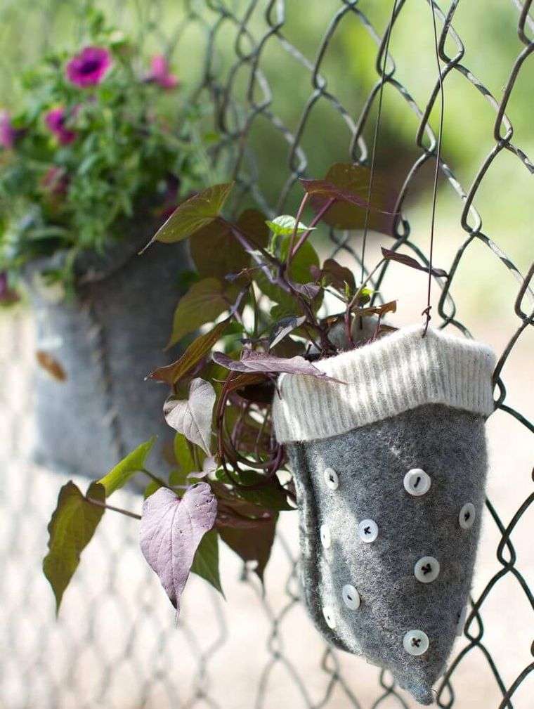 Wall-vegetal-outside-a-do-it-yourself-kit-bag-fenced garden Photo