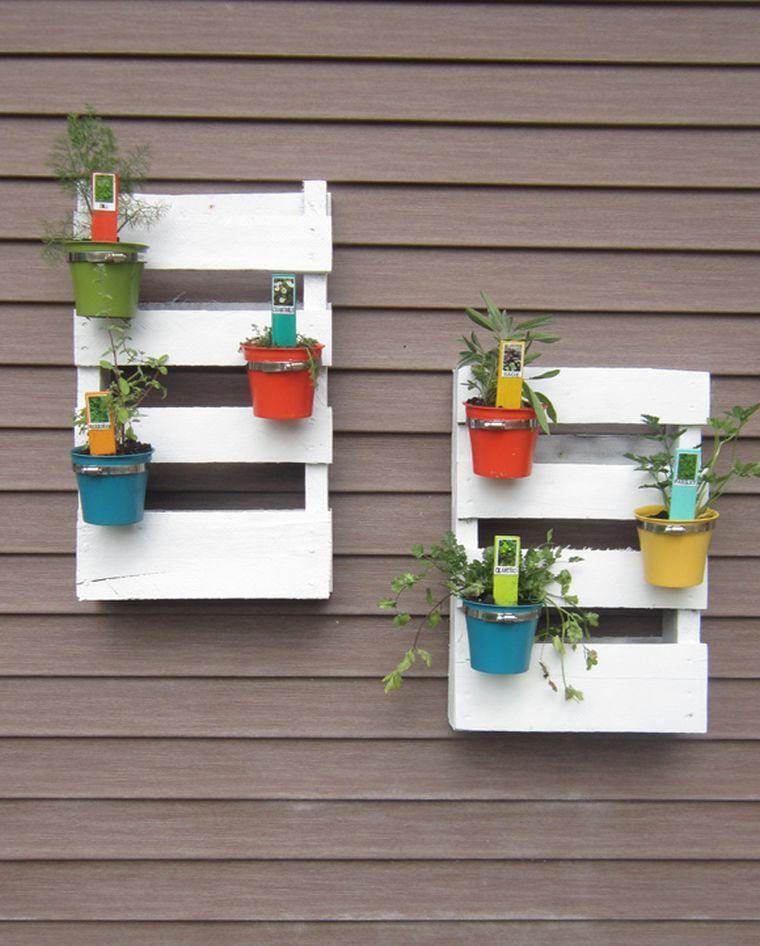 Wall-vegetal-outside-a-do-it-yourself pallet garden-planted-wall