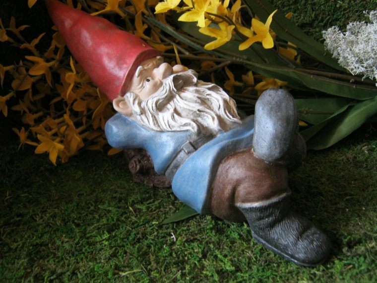 deco idea of ​​garden statuette hat red blue shirt