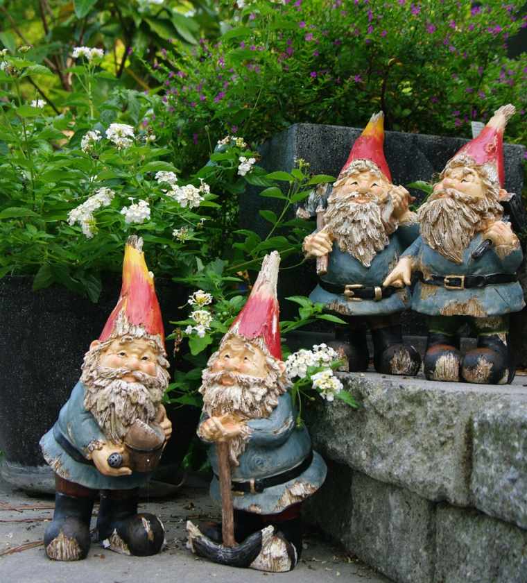 trädgårdar gnomes röd hatt blå skjorta vit skägg