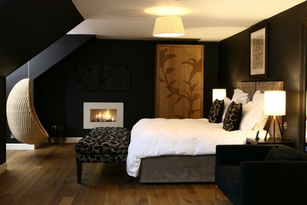 black and wood contrast for chic rustic effect