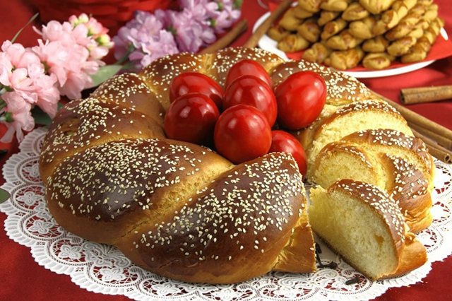 tradisi ortodoks easter roti makan tradisional telur Paskah merah deco bunga Paskah