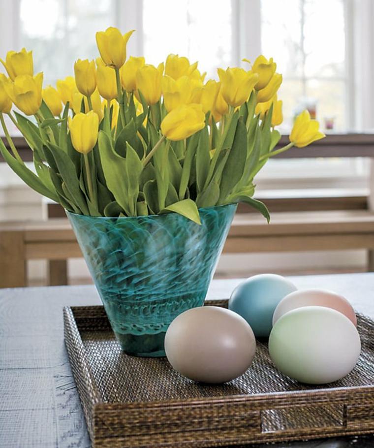 påske indretning bord idé blomster buket æg