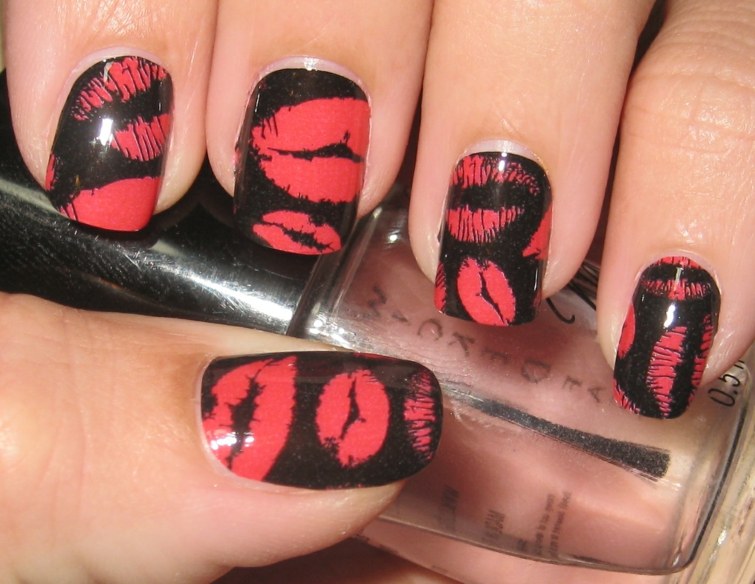 decorated nails kisses Valentine's Day