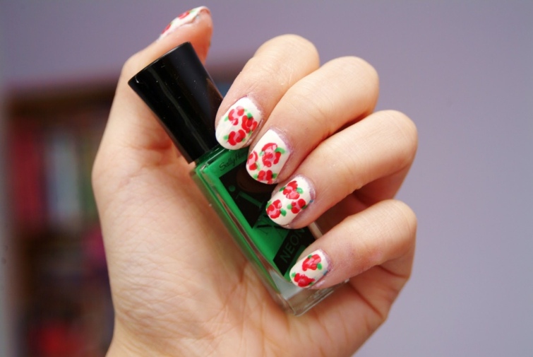 decorated nails flowers Valentine's Day