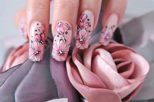 nails floral motifs
