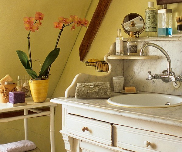 orchidee orange bath room white yellow