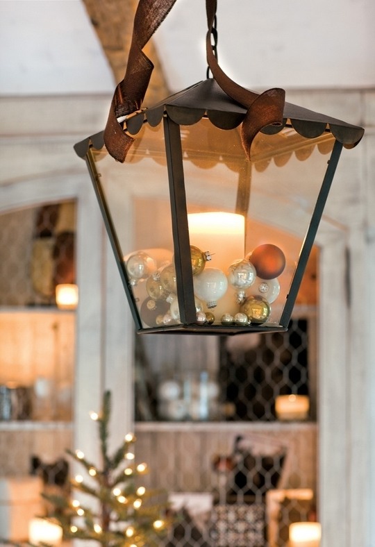 deco idea to remember christmas balls lantern filled with'ornements 