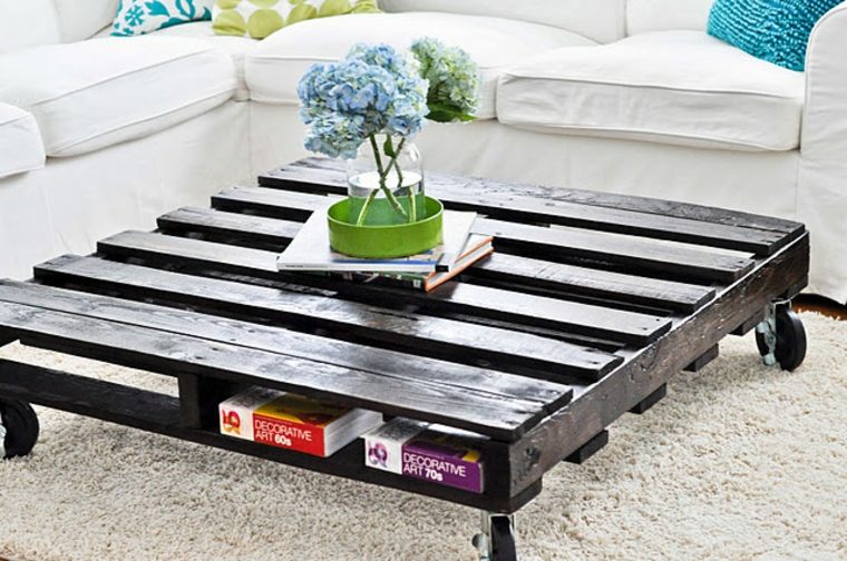 coffee table wood pallet deco idea living room flowers bouquet white sofa