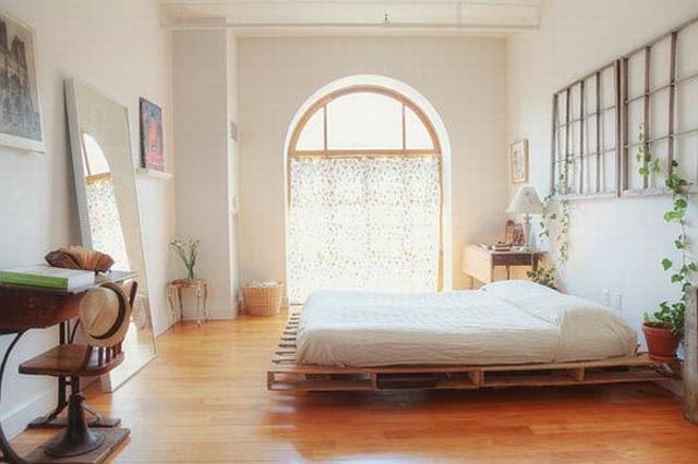 pallets-of-wood-platform-bed idea