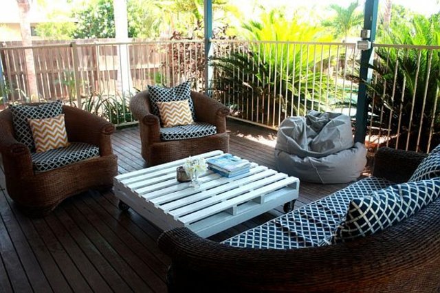 pallets-of-wood-table-white garden