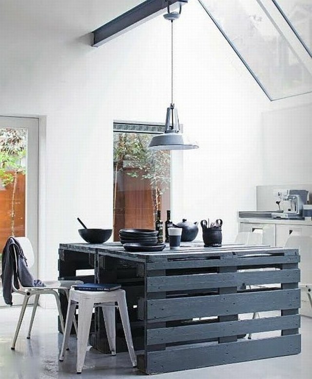 pallets-of-wood-kitchen-table