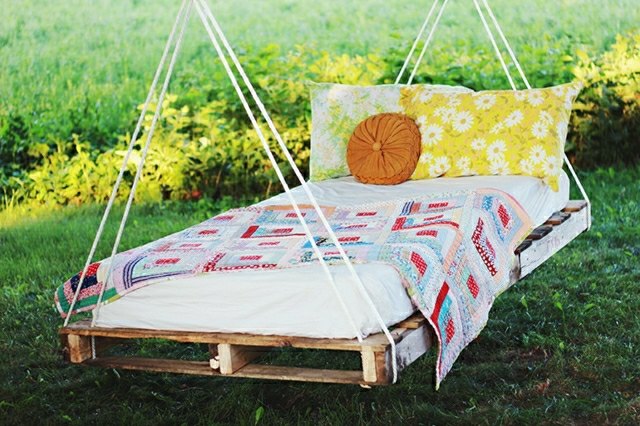 bed pallets bench garden transformation idea original sofa cushions