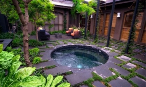 sirkulær jacuzzi patio peristyle stein stål