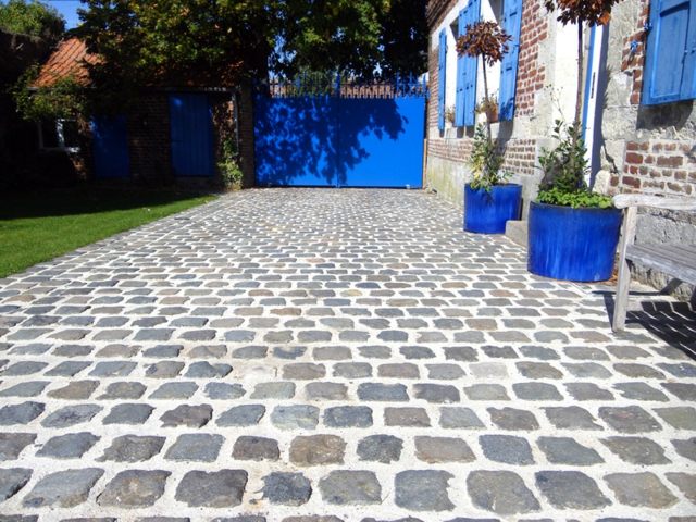 paved courtyard Hainaut