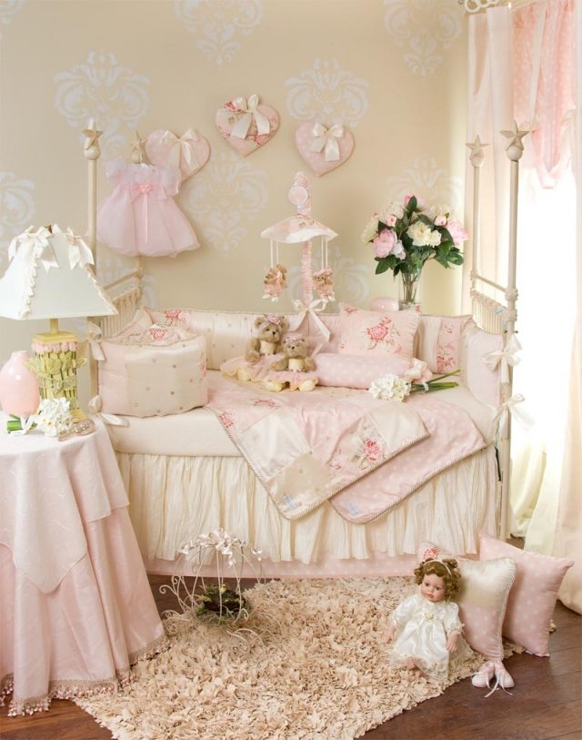 maleri-værelse-baby-farver-pastel-gul-bleg-sengetøj-pink-layette maleri baby værelse