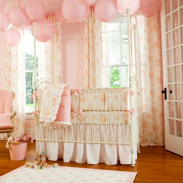 maleri-værelse-baby-farver-pastel-pink-baby-kvaster-roser-gardiner maleri baby værelse