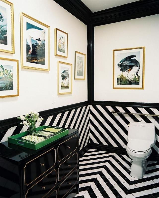 painting-room-bathroom-walls-two colors-white-tile-black-white-black-furniture