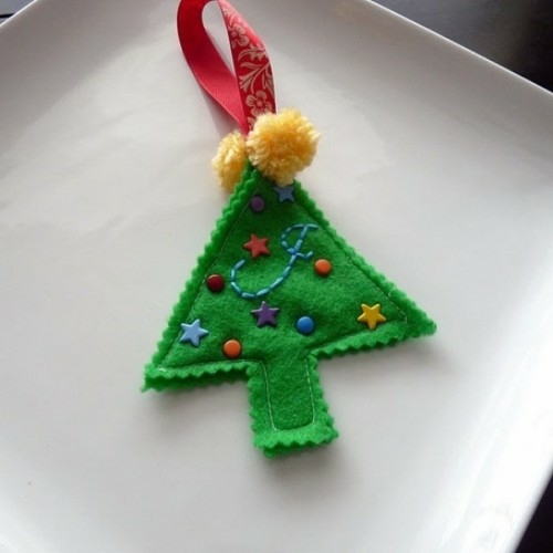 Tiny juletre ornament tinkered med liten dekorasjon