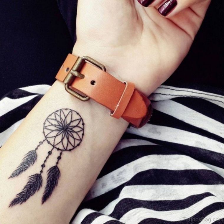 small-tattoo-sensor-to-dream-woman-idee
