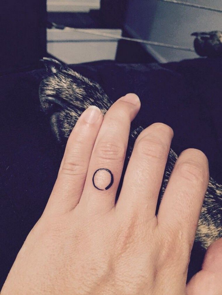 small-tattoo-circle-finger tattoos